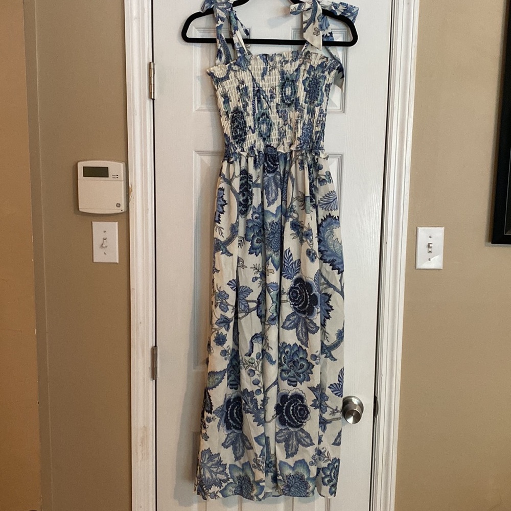 Boutique Smocked Floral Blue and White Midi Dress Large